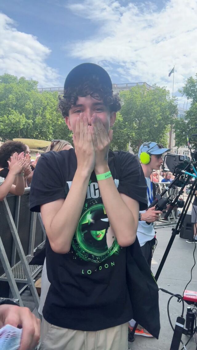 POV: you won a competition on TikTok and now Elphaba is two metres away from you 😱💚

#westendlive #westend #wicked #elphaba #fiyero