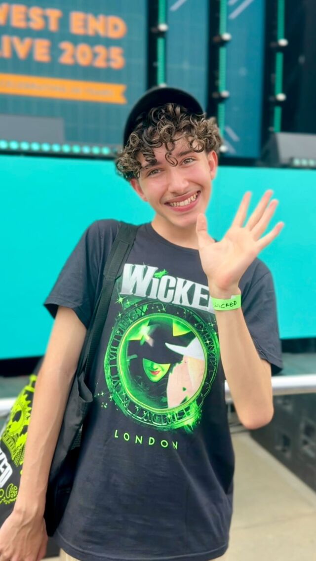 ✅ Hat 
✅ Glasses 
✅ Fan 
✅ Water bottle 

#wicked #wickedmusical #westendlive #musicals